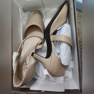 Life Stride Tan Heels Classic Design